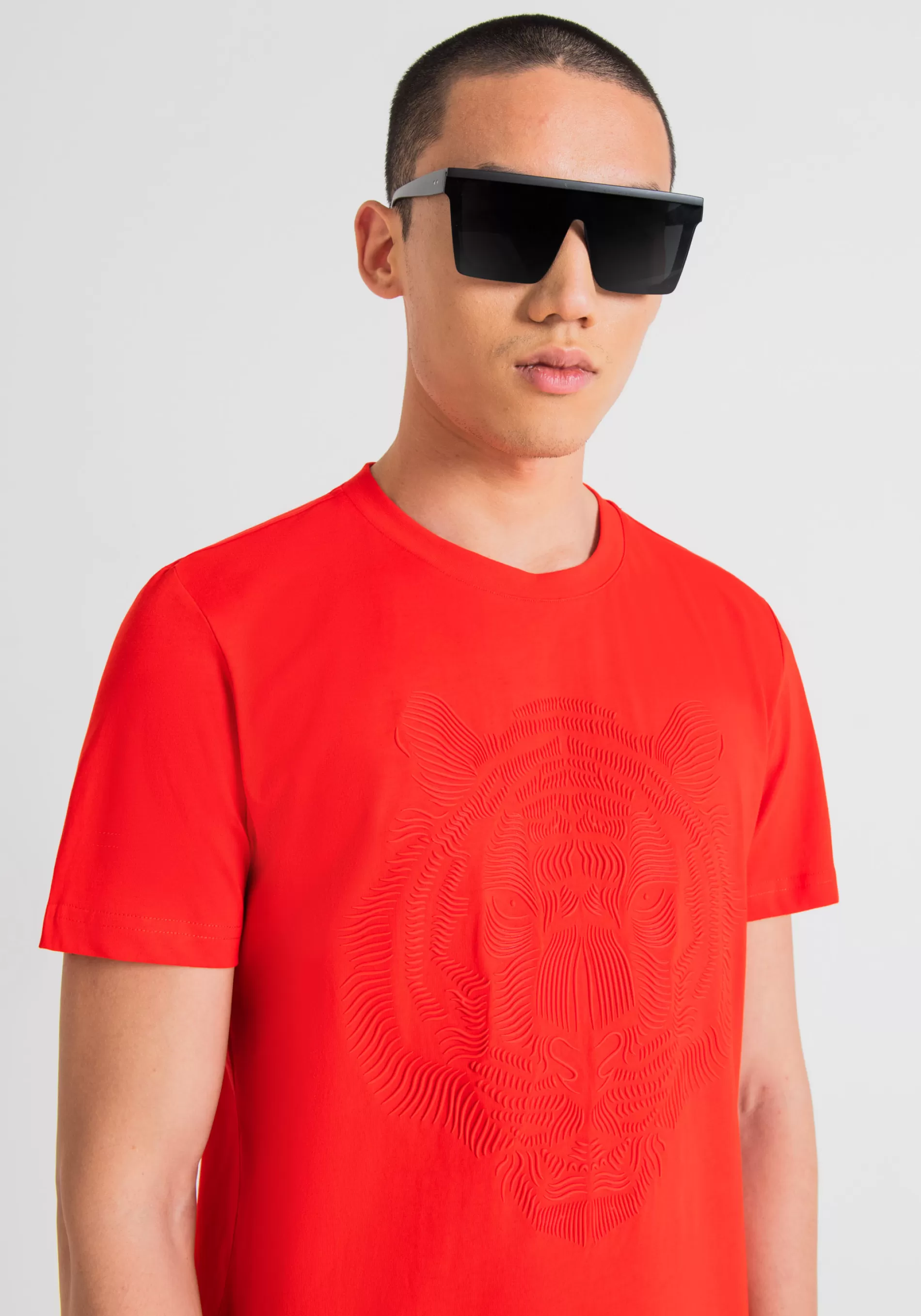 Shop SLIM FIT T-SHIRT IN COTTON JERSEY WITH RUBBERISED TIGER PRINT T-shirts and Polo